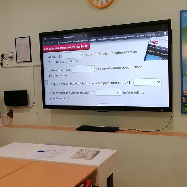 aula de clases de ingles con gran pantalla